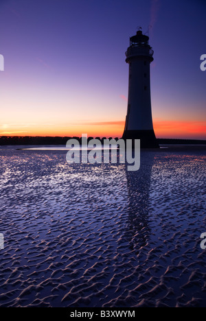 Photographie de la Perchaude, phare de Fort Rock [Nouveau] Brighton au coucher du soleil avec une réflexion. UK GB EU Europe Banque D'Images