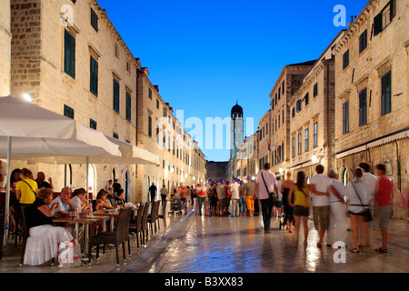Soirée photo de la rue principale Stradun dans la vieille ville de Dubrovnik, en République de Croatie, l'Europe de l'Est Banque D'Images