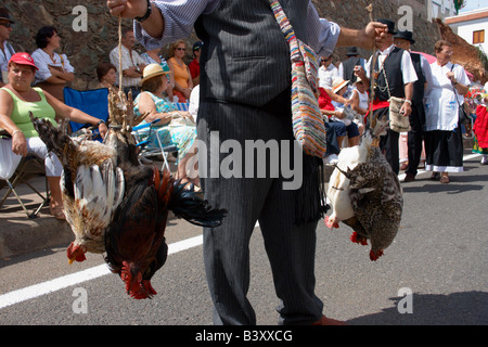 Homme portant des poulets vivants à fiesta del Pino in Firgas sur Gran Canaria dans les îles canaries Banque D'Images