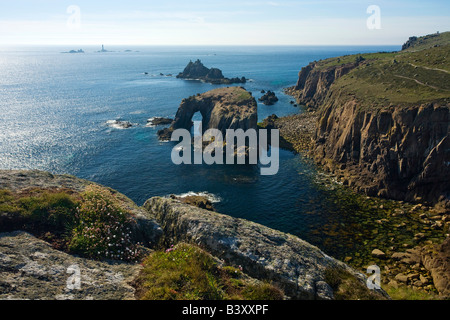 Enys Dodman roches et le chevalier armé à la fin des terres de la péninsule de Phare drakkars soleil du soir Cornwall England UK GO Banque D'Images