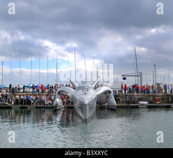 Le magnifique eco earthrace navire amarré sur le port de Torquay à afficher dans le sud du Devon en Angleterre avec des foules de spectateurs Banque D'Images