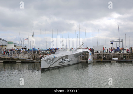 Le magnifique eco earthrace navire amarré sur le port de Torquay à afficher dans le sud du Devon en Angleterre Banque D'Images