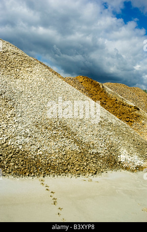 Les magasins d'une carrière de sable et rochers Béton Granulats Banque D'Images