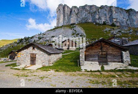 Un petit village dans les Alpes Banque D'Images