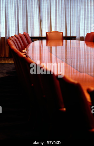 Salle du conseil d'élaborer une table et des chaises dans un bureau d'entreprise Banque D'Images