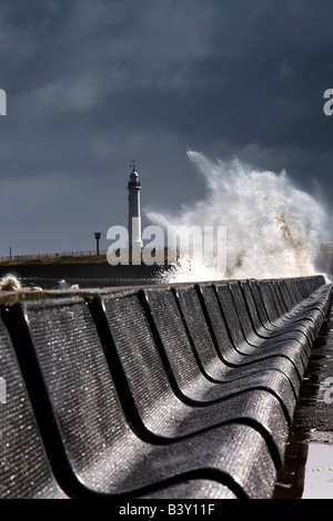 Barrière contre l'écrasement des vagues, Sunderland, Tyne et Wear, Angleterre Banque D'Images