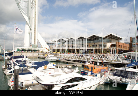 GunWharf Quays Banque D'Images