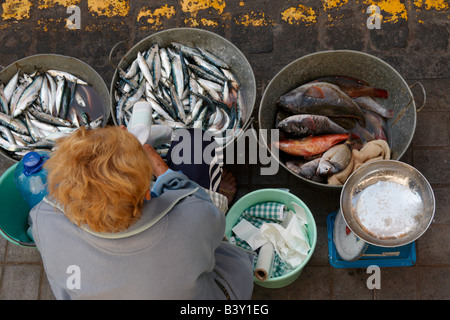 Vieille Femme vendant du poisson au bord de la route dans la région de Guia de Gran Canaria dans les îles Canaries Banque D'Images