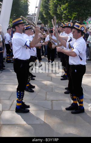 Morris danseuses à la Mayor's Thames Festival 2008 Banque D'Images