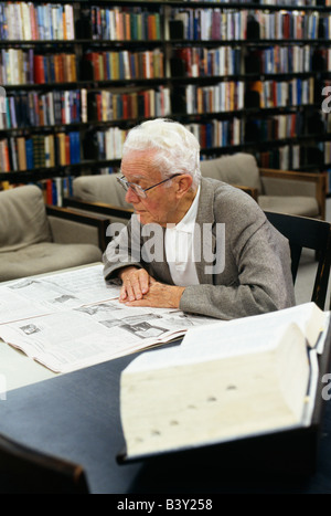 Vieux monsieur lit le journal à la bibliothèque publique de Burlingame, Californie, USA Banque D'Images