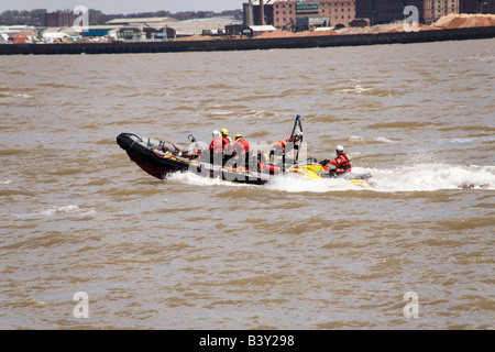 Service d'incendie et de sauvetage de Merseyside et bateau jet ski à la course des grands voiliers à Liverpool juillet 2008 sur la Mersey Banque D'Images