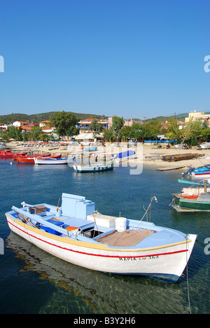 Plage et vue sur le port, Ouranoupoli, péninsule Athos, Chalcidique, Macédoine Centrale, Grèce Banque D'Images