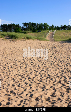 Lac supérieur AuTrain plage de sable ciel bleu vue de la plage au train dans la péninsule supérieure du Michigan USA haute résolution verticale Banque D'Images