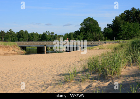 Lac supérieur AuTrain plage de sable eau bleu ciel vue de la plage au train dans la péninsule supérieure du Michigan USA haute résolution horizontale Banque D'Images