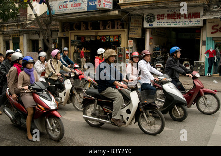 Un line-up des cyclomoteurs et scooters attendre au feu à Hanoi Vietnam Banque D'Images