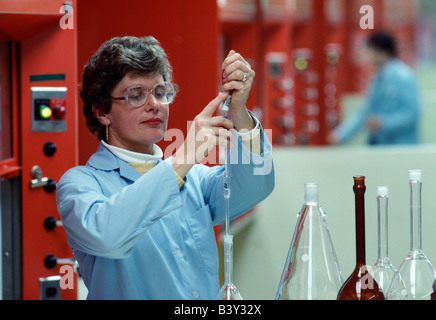 Les femmes scientifiques à l'œuvre dans un laboratoire d'une société pharmaceutique Banque D'Images