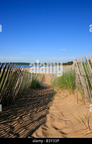 Lac supérieur AuTrain plage de sable eau bleu ciel vue de la plage au train dans la péninsule supérieure du Michigan USA clôture en bois haute résolution Banque D'Images