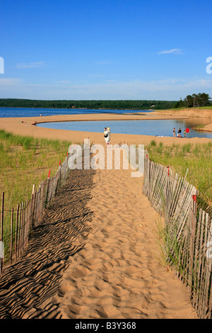 Lac supérieur AuTrain plage de sable eau bleu ciel vue de la plage au train dans la péninsule supérieure du Michigan USA clôture en bois haute résolution Banque D'Images