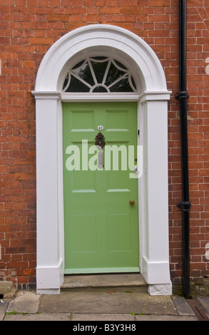 Le vert pâle à six panneaux porte avec imposte vitrée semi-circulaire de townhouse in Ludlow Shropshire England UK Banque D'Images