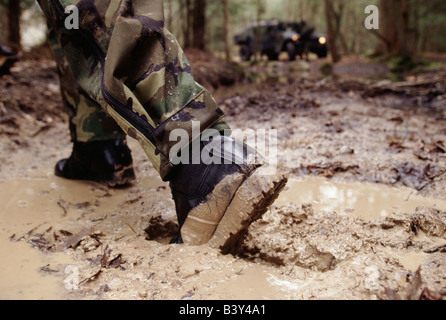 Close up of boot dans la boue d'un soldat de l'Armée USA de manoeuvres dans le domaine Banque D'Images