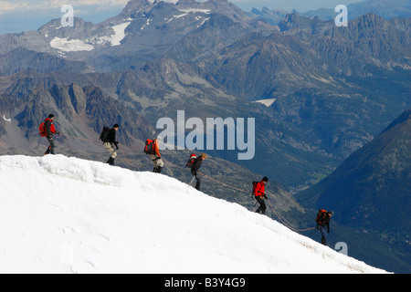 Les alpinistes descendent dans la Vallée Blanche depuis le sommet de l'Aiguille du Midi, Chamonix, Alpes Françaises. Banque D'Images
