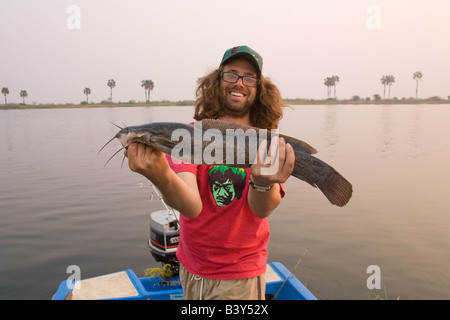 Pêcheur touristique avec un poisson-chat barbelé de 3.5 kg sur le Kafue River Zambie Afrique Banque D'Images