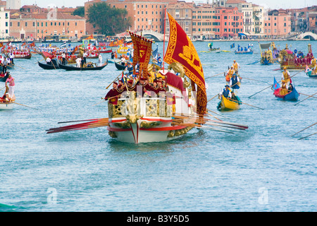 Bateaux sur le Grand Canal à Venise pour la régate historique qui a lieu chaque septembre Banque D'Images