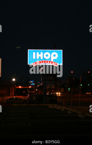 Signer pour International House of Pancakes IHOP lit up at night Banque D'Images