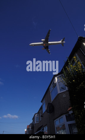 Un avion vole au-dessus de Cranford, près de l'aéroport de Heathrow Royaume-Uni Banque D'Images