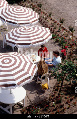 Les adolescents dans un café français ; Hostellerie de la Vieille Ferme, Mesnil Val Plage (Normandie), France Banque D'Images