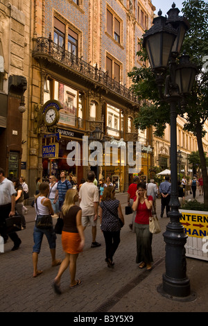 Scène de rue Vaci utca Banque D'Images