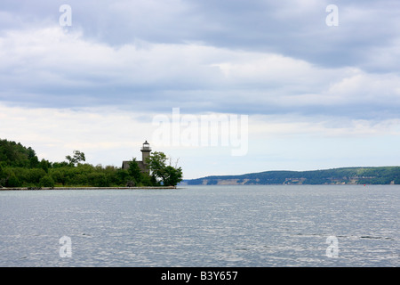 Le phare de Grand Island East Channel Light au lac supérieur Munising Harbor grands Lacs dans le Michigan mi USA paysage aquatique américain personne horizontal haute résolution Banque D'Images