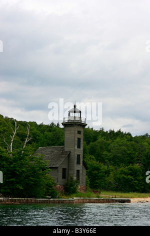 Le phare de Grand Island East Channel Light au lac supérieur Munising Harbor grands Lacs dans le Michigan mi USA paysage américain personne vertical haute résolution Banque D'Images