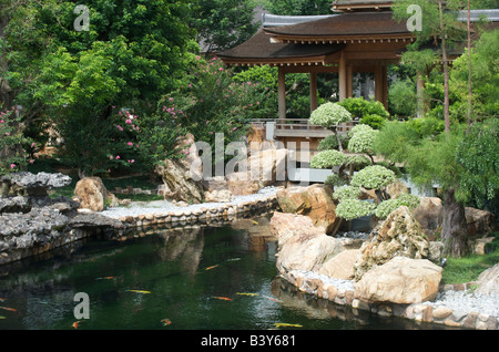 Chanson Cha Zie bâtiment donnant sur l'étang bleu en Nan Lin Garden Kowloon Hong Kong Banque D'Images