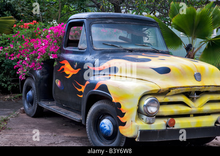 Vieux camion avec fleurs de bougainvilliers au lit Kauai Hawaii Banque D'Images