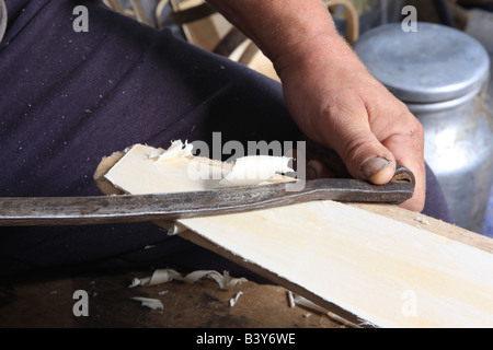 Carl Sadler faire Jardin Trugs dans son atelier à Malmesbury Wilts Banque D'Images