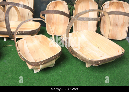 Carl Sadler faire Jardin Trugs dans son atelier à Malmesbury Wilts Banque D'Images