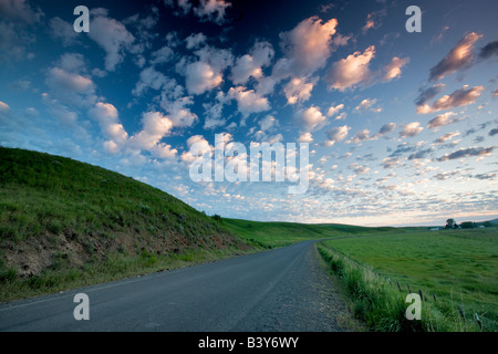 Route de campagne avec les nuages gonflés à Wallowa County Oregon Banque D'Images