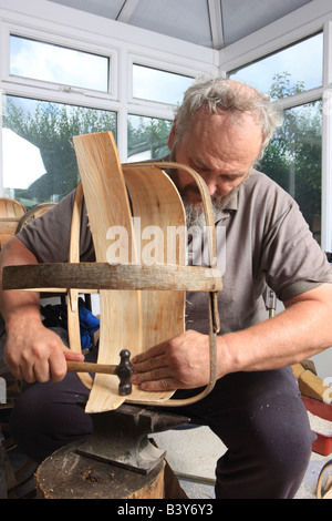 Carl Sadler faire Jardin Trugs dans son atelier à Malmesbury Wilts Banque D'Images