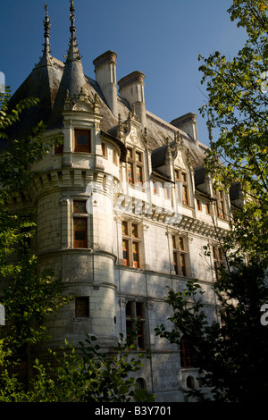 Façade ouest et la tourelle de la renaissance salle chateau d'Azay-le-Rideau en après-midi, soleil, vallée de la Loire, France Banque D'Images