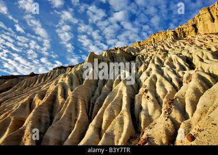 Falaise érodée avec puffy clouds Red Rock Canyon State Park en Californie Banque D'Images