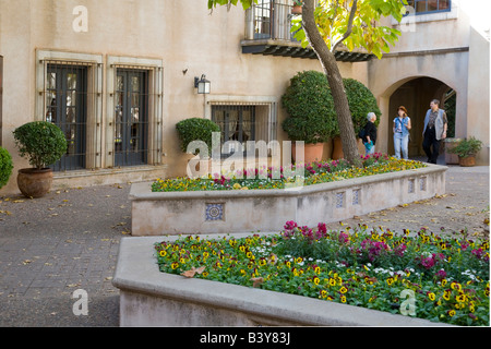 AZ, Arizona, Red Rock Country, Sedona, Tlaquepaque, style espagnol arts et artisanat village, cour ouverte Banque D'Images