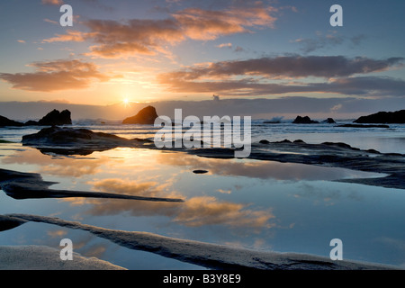 Coucher du soleil et la réflexion à Seal Rock Oregon Banque D'Images