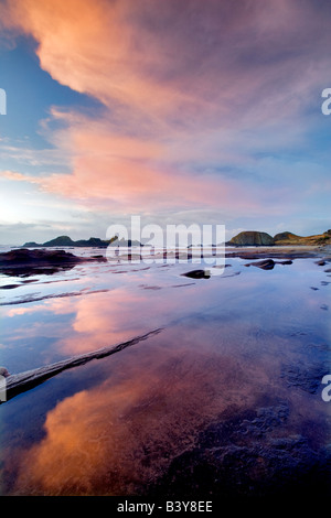 Coucher du soleil et la réflexion à Seal Rock Oregon Banque D'Images