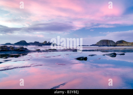 Coucher du soleil et la réflexion à Seal Rock Oregon Banque D'Images