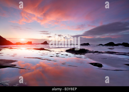 Coucher du soleil et la réflexion à Seal Rock Oregon Banque D'Images