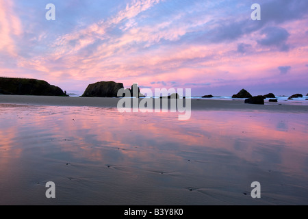 Lever du soleil sur la plage avec petit ruisseau à Bandon Oregon Banque D'Images