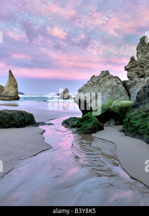 Lever du soleil sur la plage avec petit ruisseau à Bandon Oregon Banque D'Images