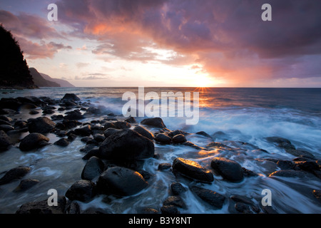 Coucher du soleil à Kee beach et la côte Napali Kauai Hawaii Banque D'Images