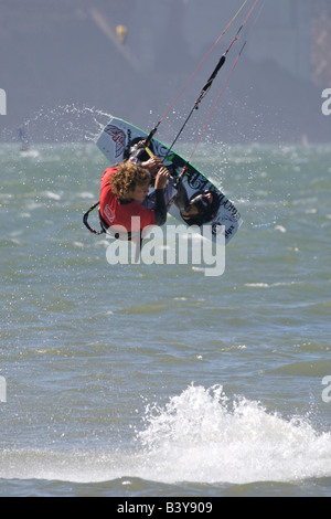 États-unis, Californie, San Francisco. Jon Modica tourne dans l'air alors que le kiteboarding 2007 Big Air Windjam la concurrence. (MR) Banque D'Images